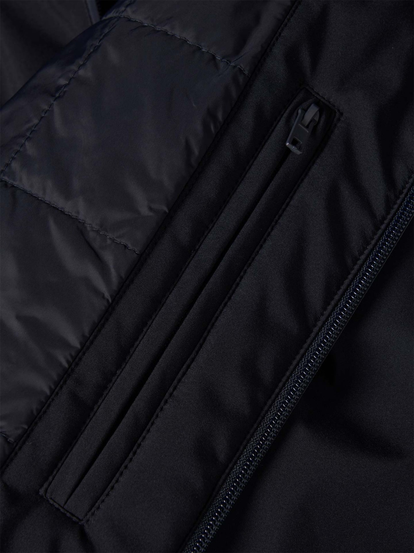 Blusão Leve com Capuz Oculto