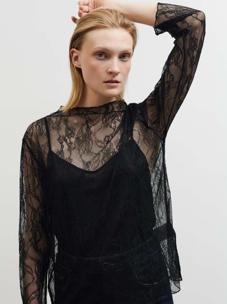 Blusa Transparente em Renda