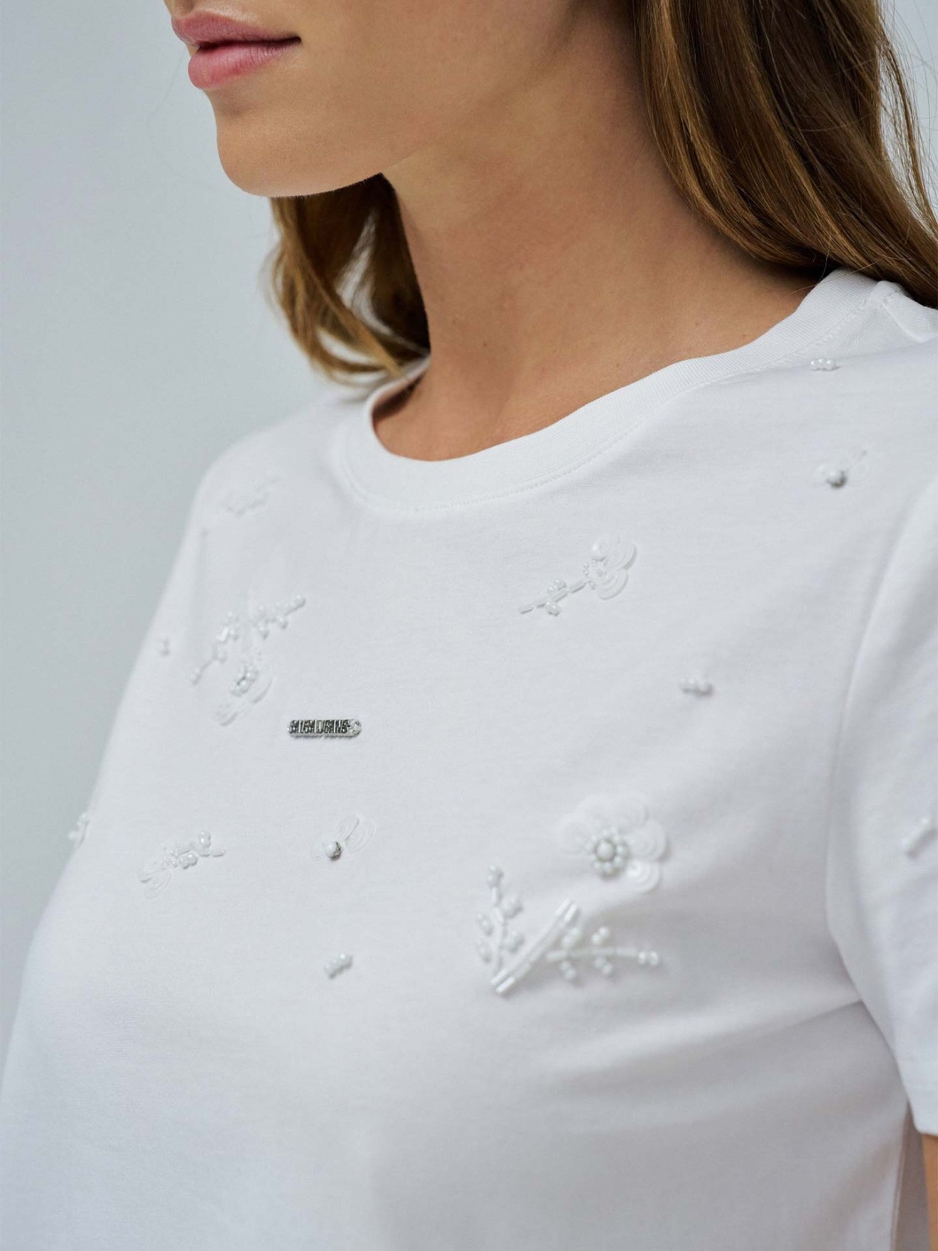 T-shirt com Aplica��es de Missangas