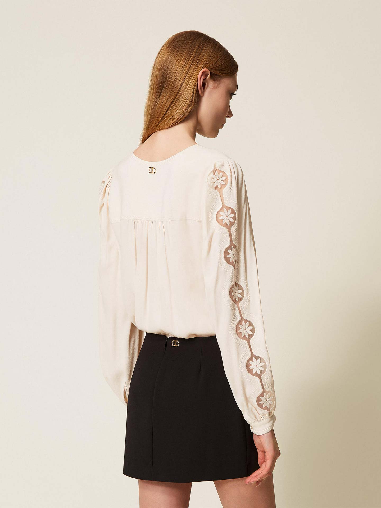 Blusa com Bordados Geométricos e Florais