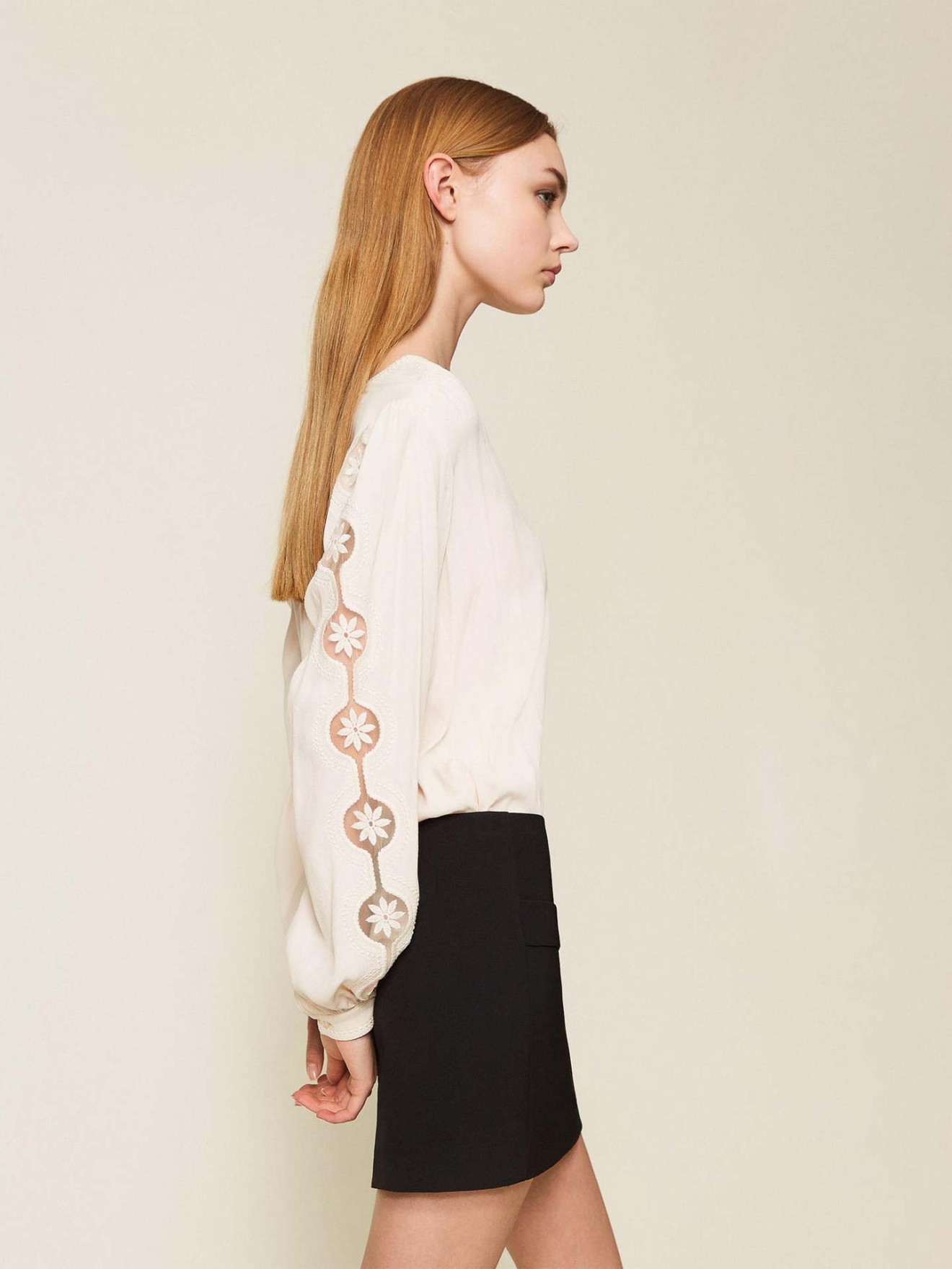 Blusa com Bordados Geométricos e Florais