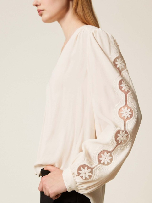 Blusa com Bordados Geométricos e Florais