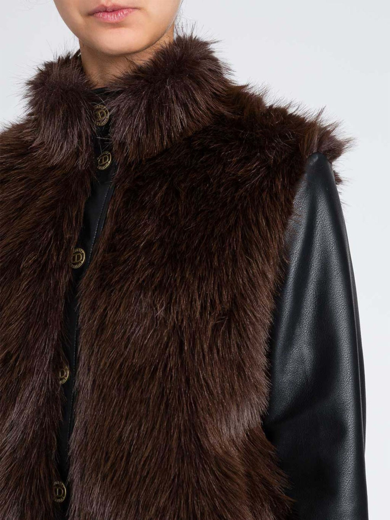 Casaco Curto de Efeito Pele e Pelo