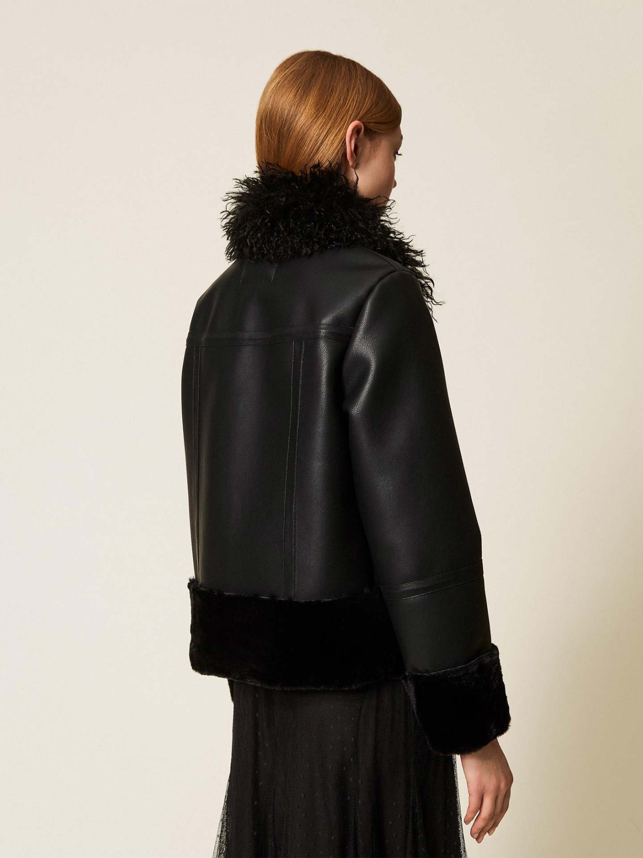 Casaco Curto de Efeito Pele e Pelo