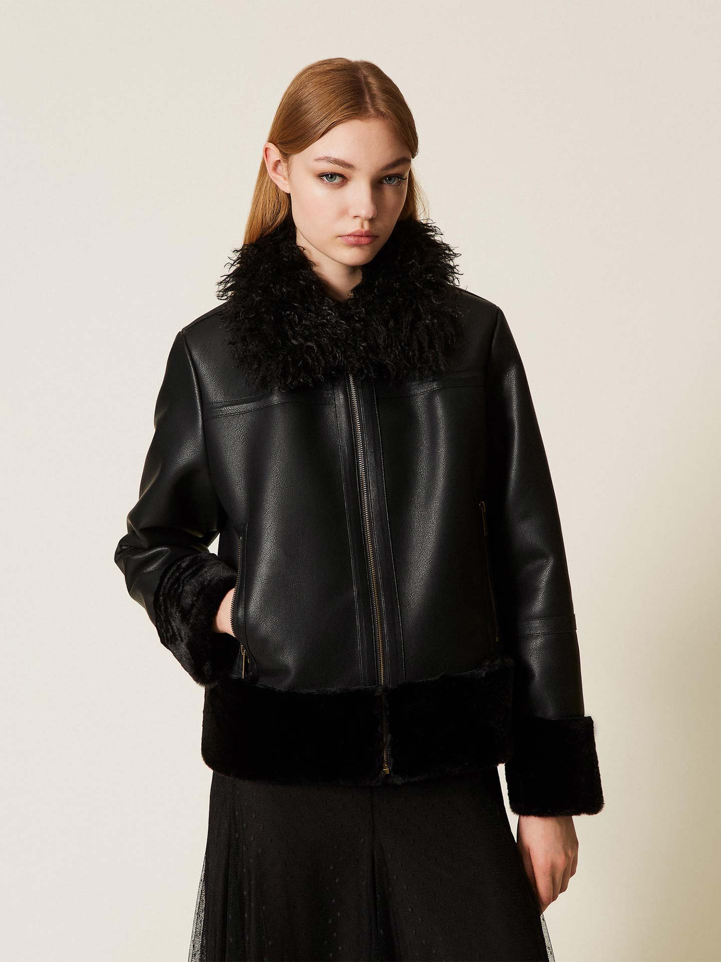 Casaco Curto de Efeito Pele e Pelo