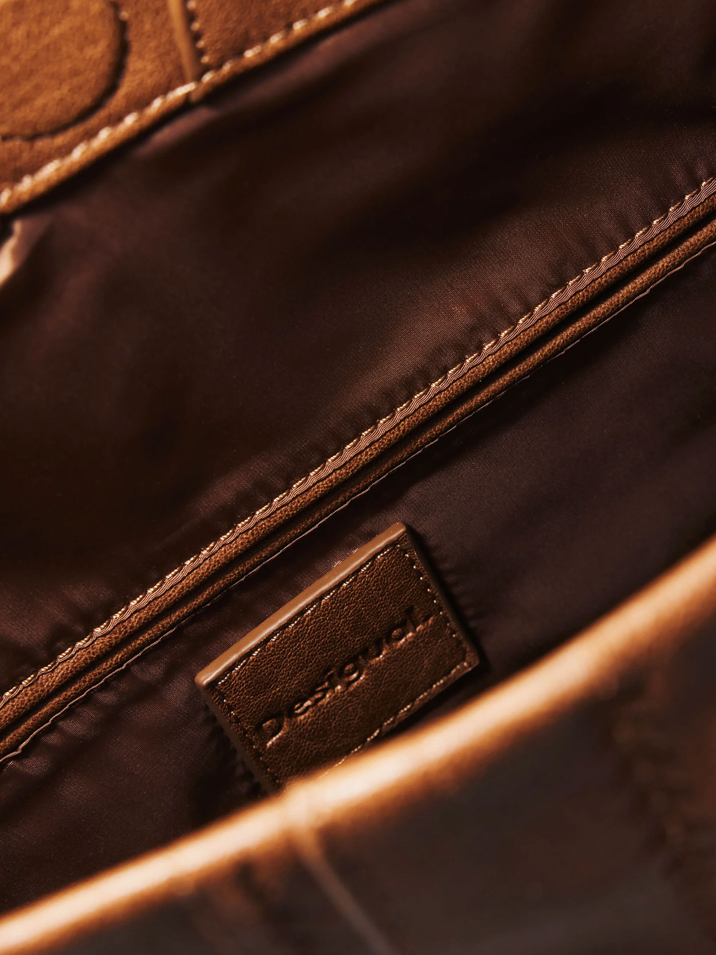 Mala de Ombro com Bordados e Tachas Metálicas