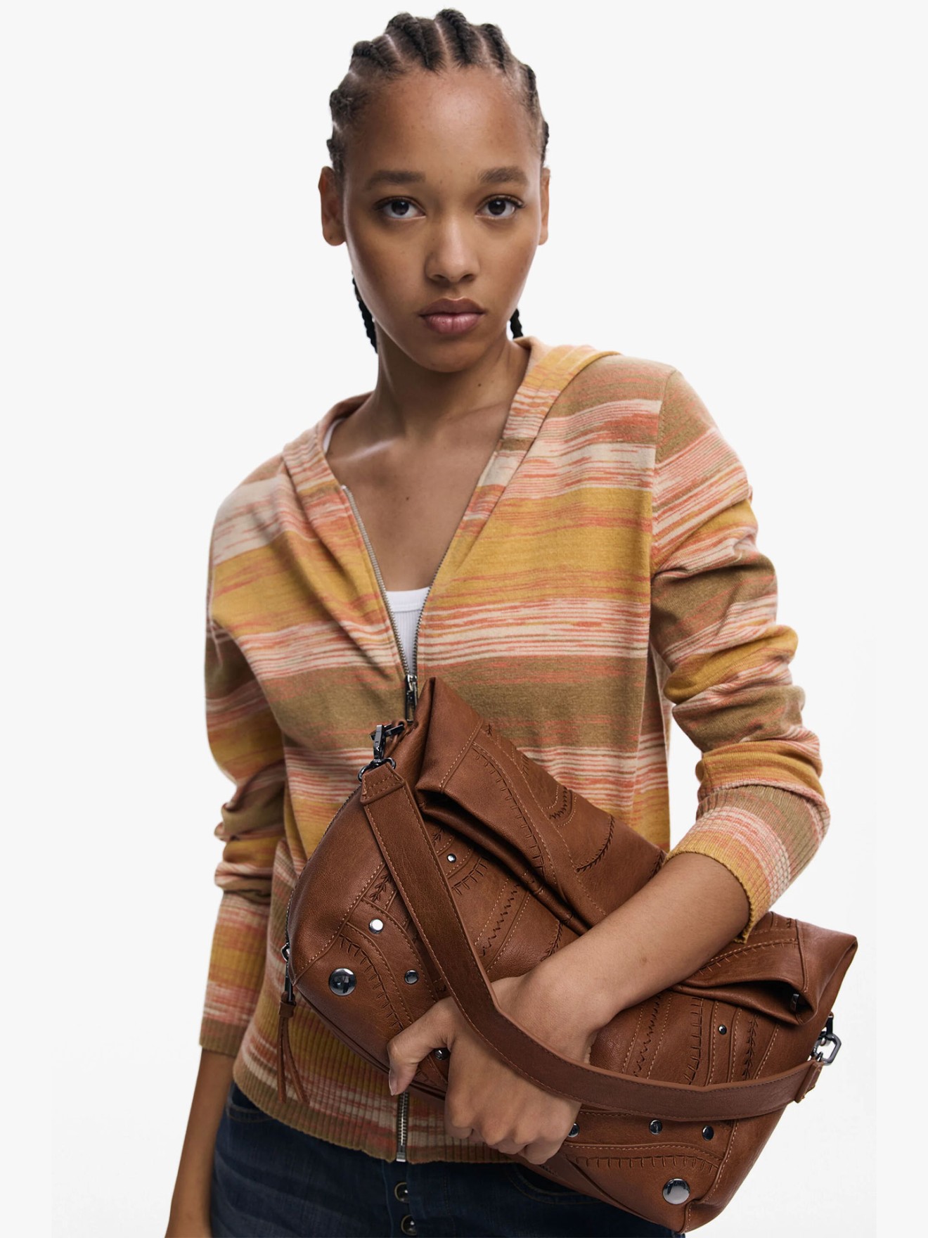 Mala de Ombro com Bordados e Tachas Metálicas