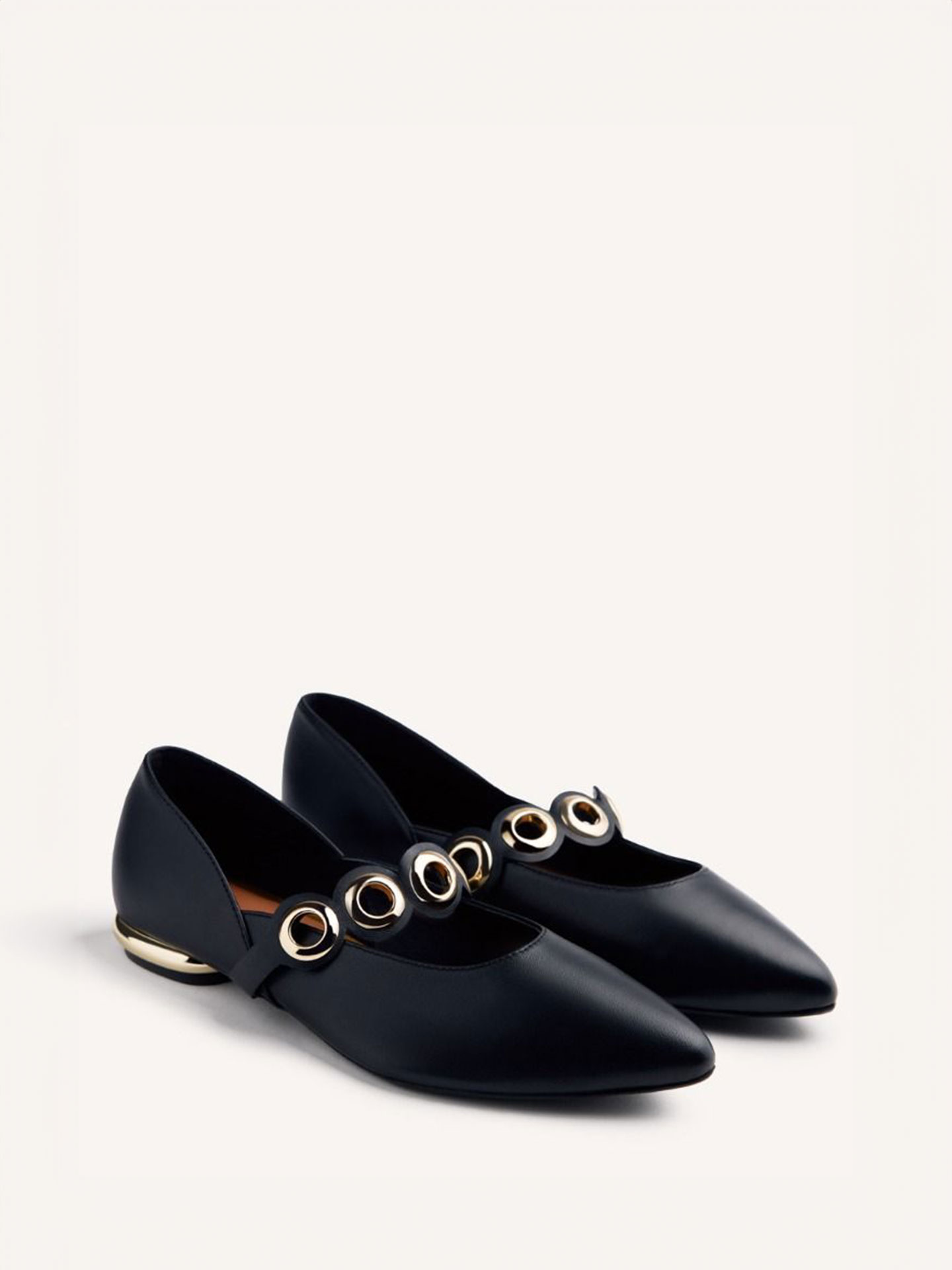 Sabrinas em Couro com Ilhós