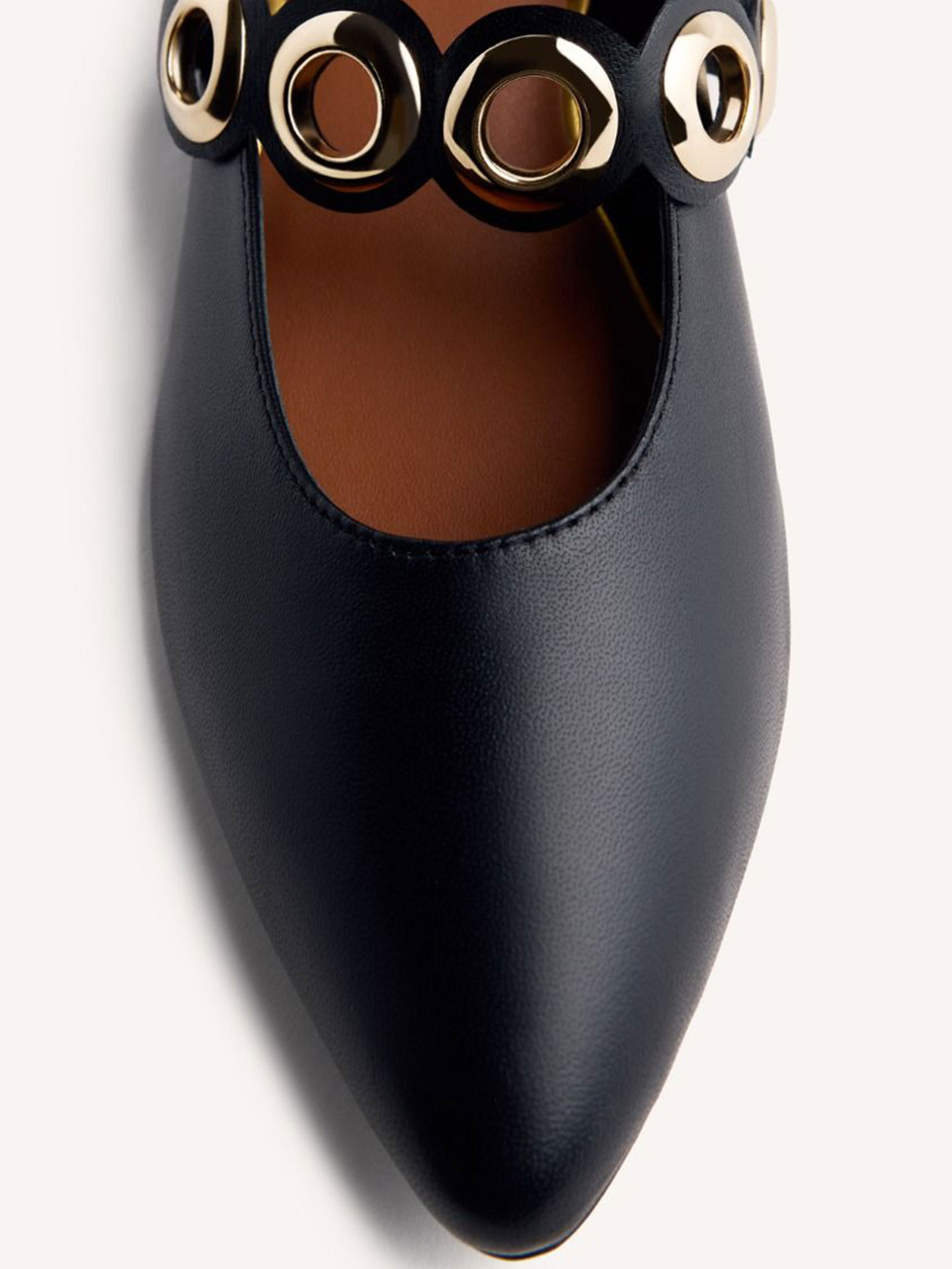 Sabrinas em Couro com Ilhós