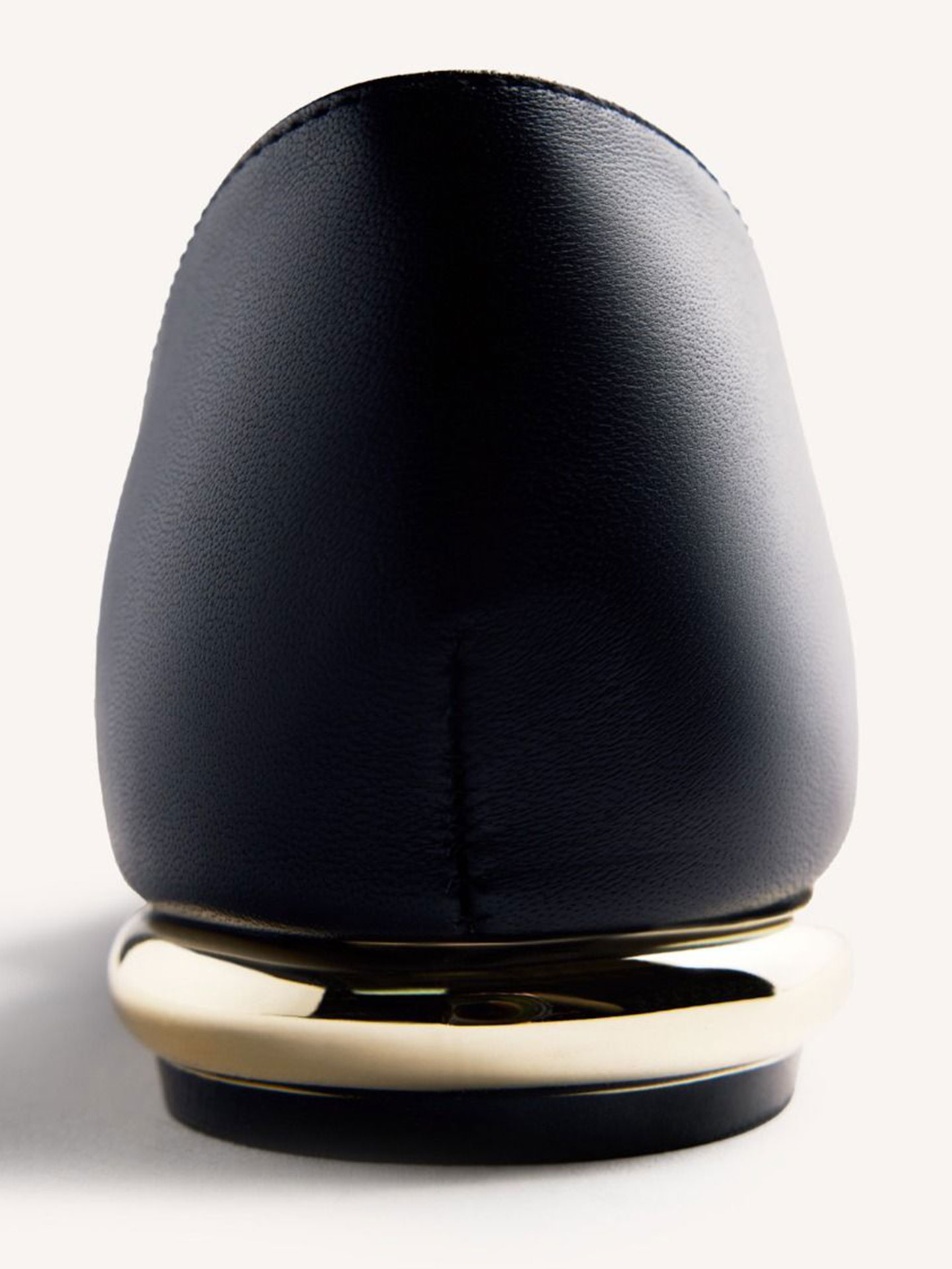 Sabrinas em Couro com Ilhós