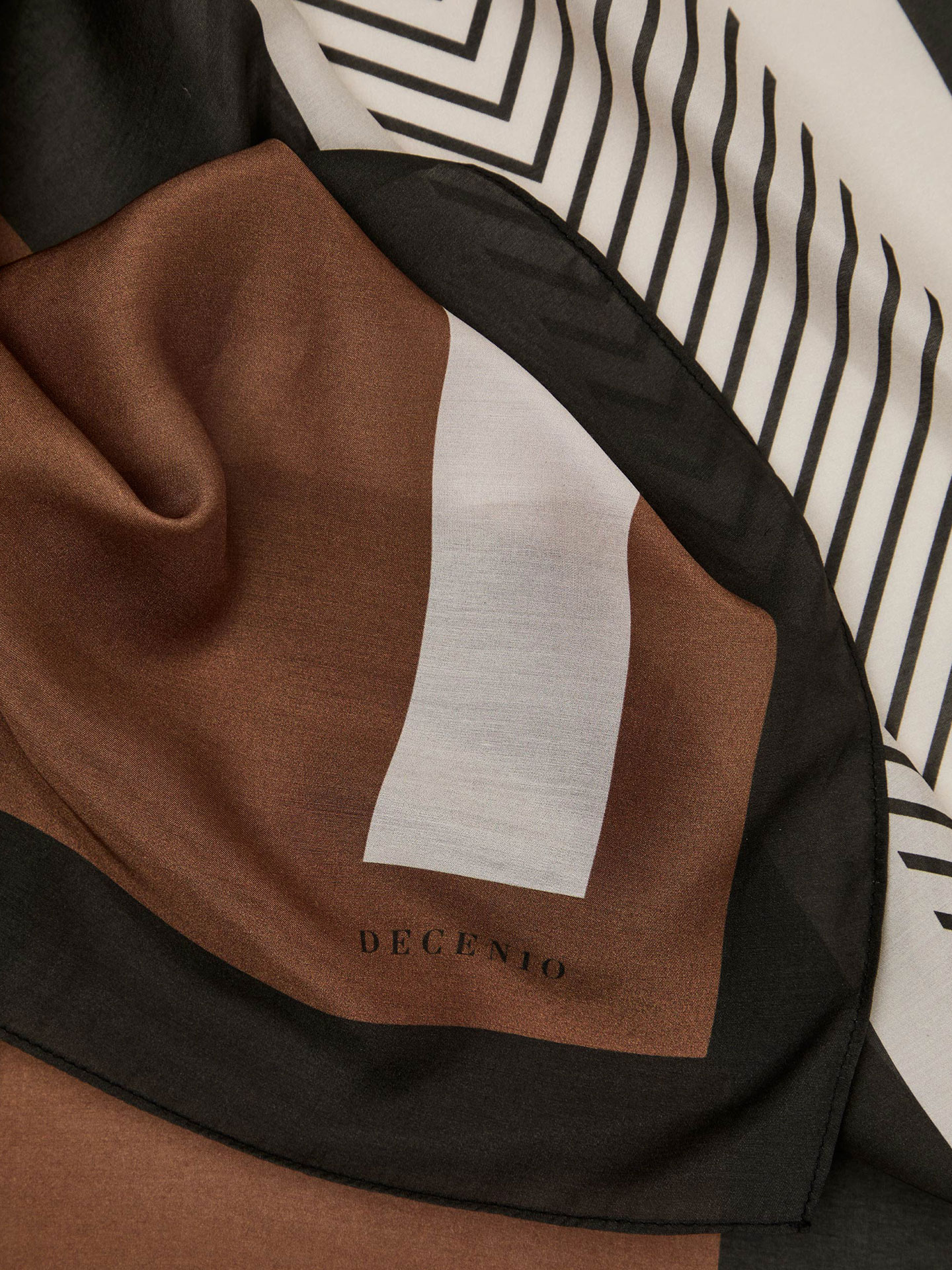 Lenço Quadrado com Padrão