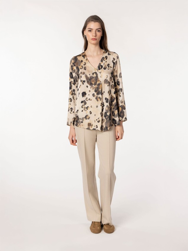 Blusa de Cetim com Estampado Animal