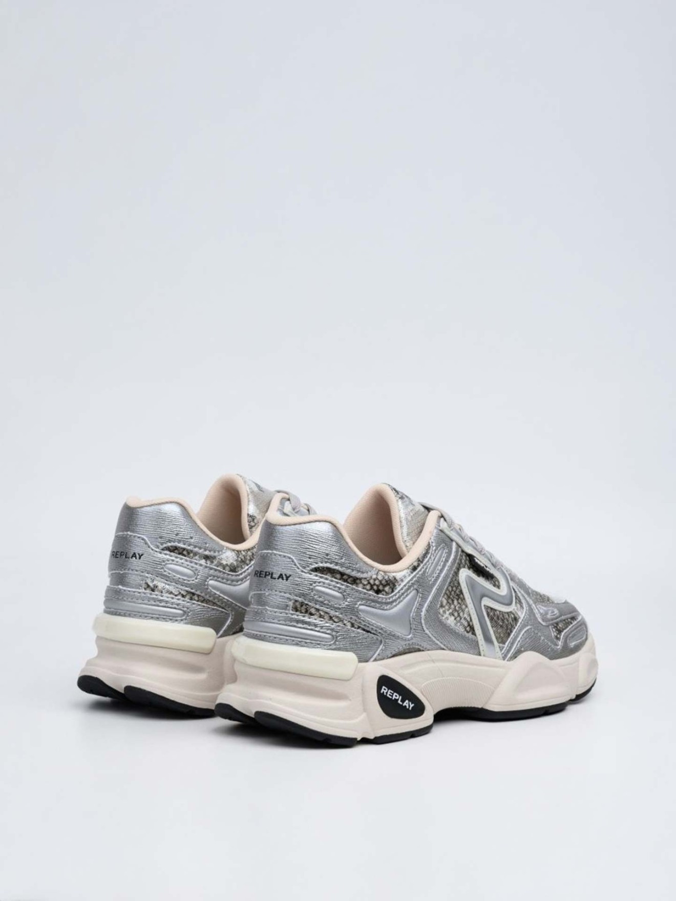 Sapatilhas com Padro de Pele de Cobra