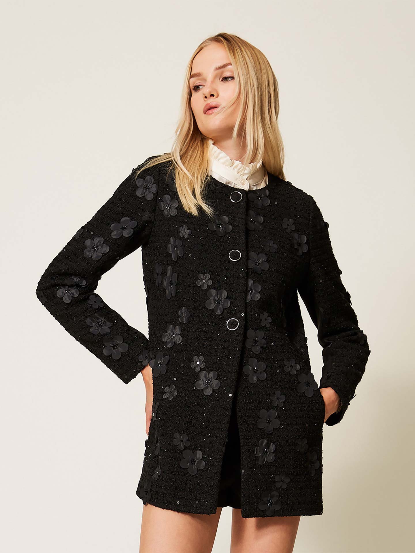 Casaco Bouclé com Aplicações de Flores e Lantejoulas