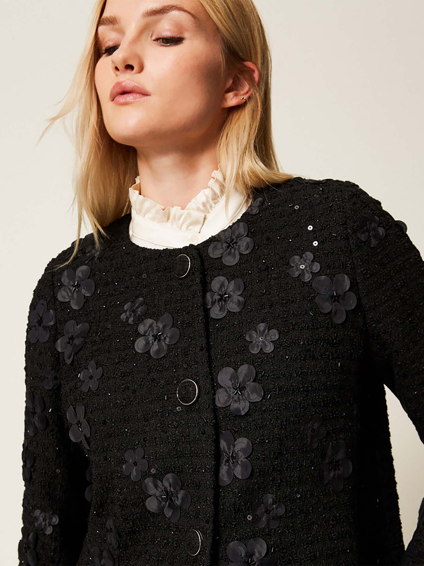Casaco Bouclé com Aplicações de Flores e Lantejoulas