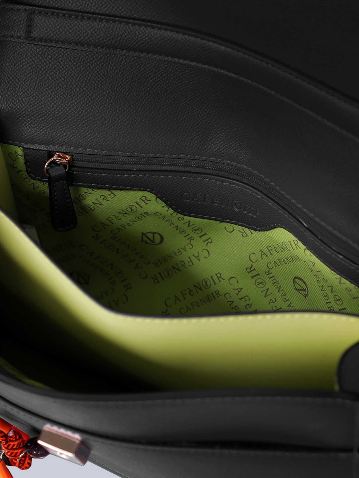 Mala Tiracolo com Pendente