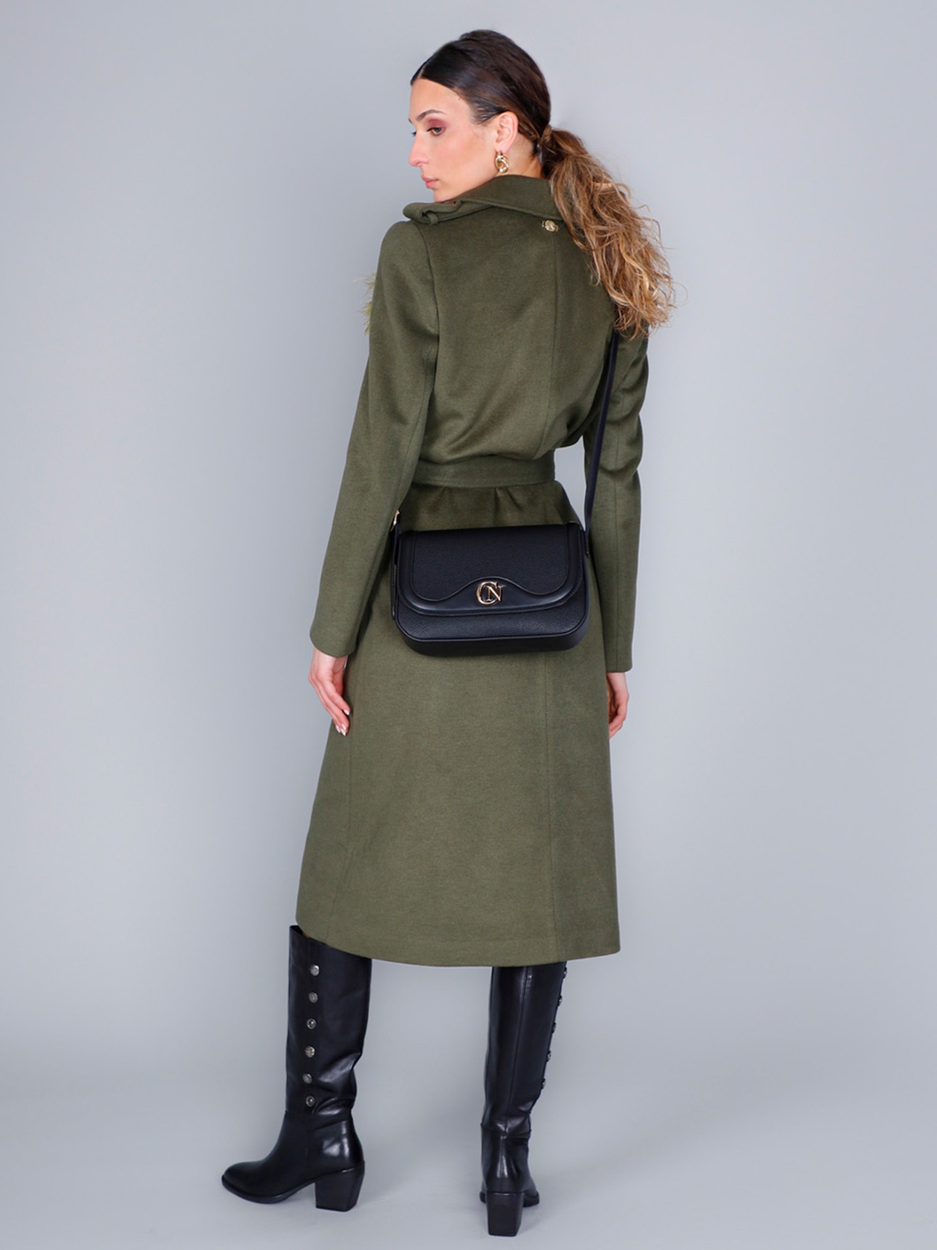 Mala de Ombro com Aba