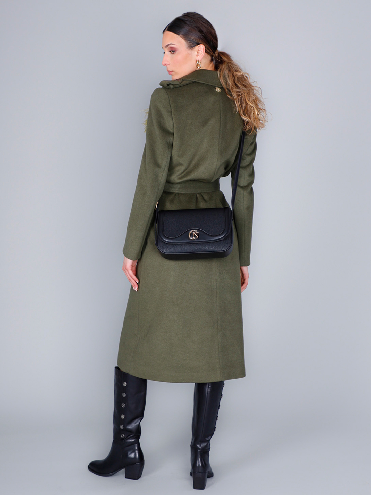 Mala de Ombro com Aba