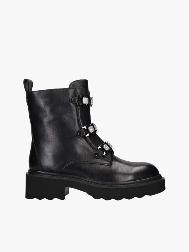 Botas de Pele com Detalhes em Strass
