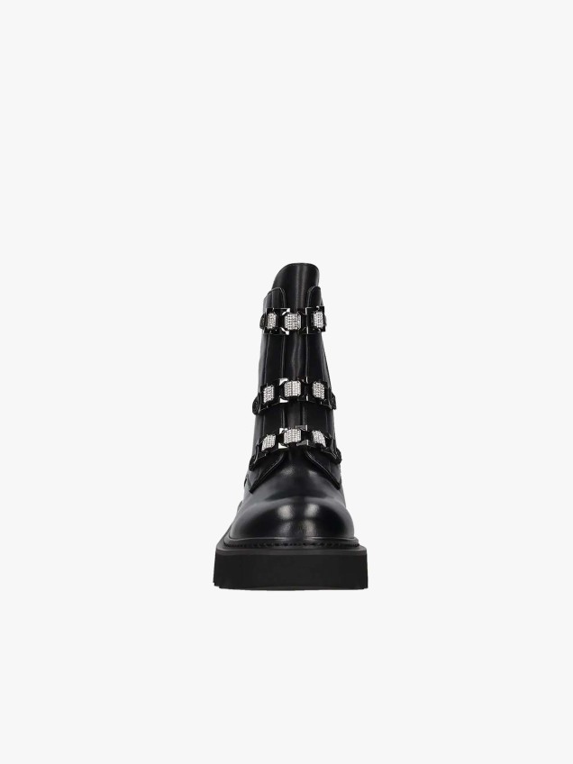 Botas de Pele com Detalhes em Strass
