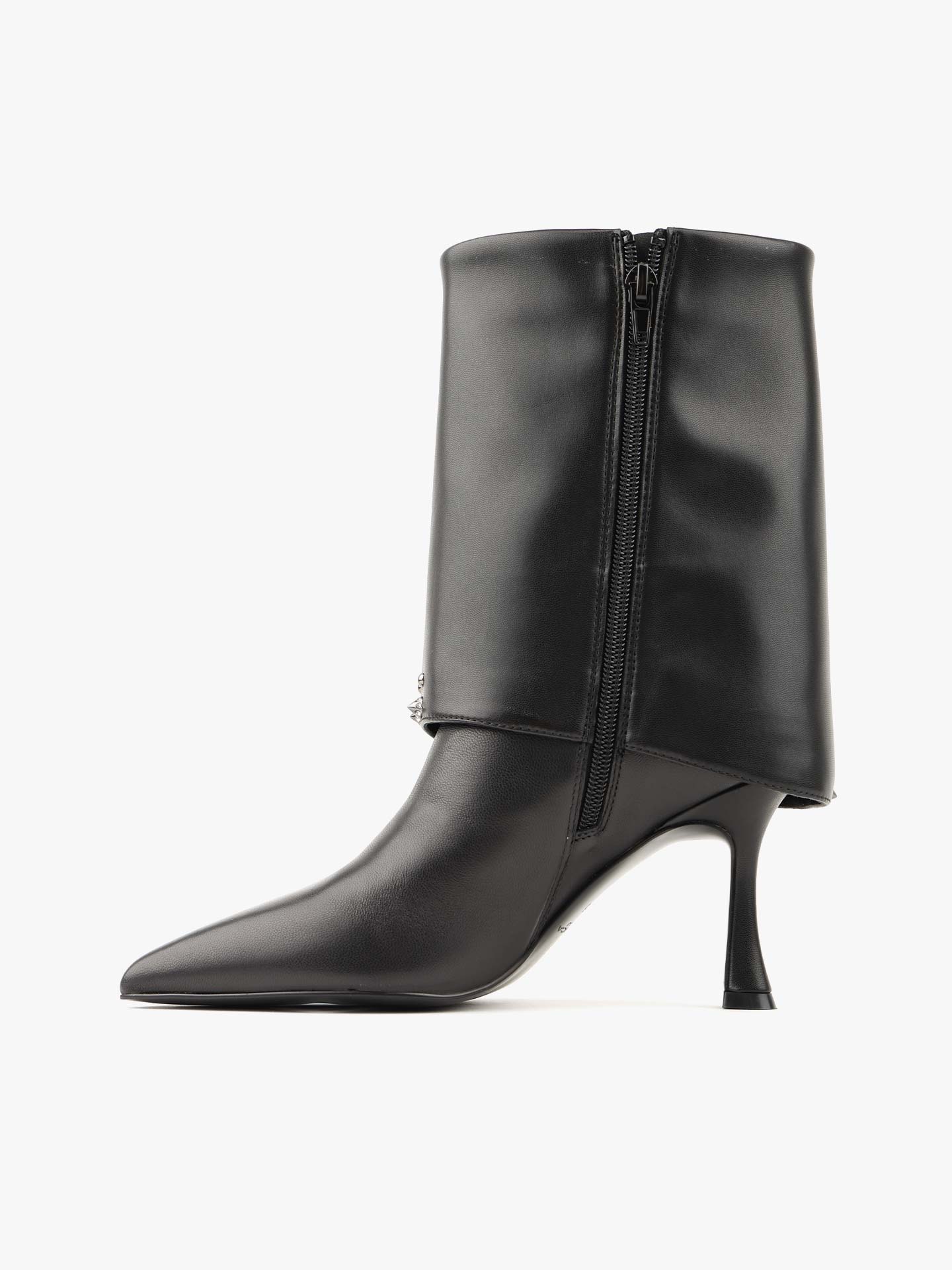 Botins em Pele com Aplicações de Tachas e Cristais