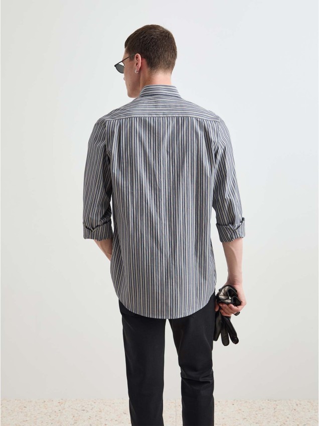 Camisa com Padrão de Riscas