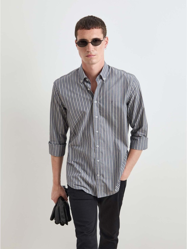 Camisa com Padro de Riscas