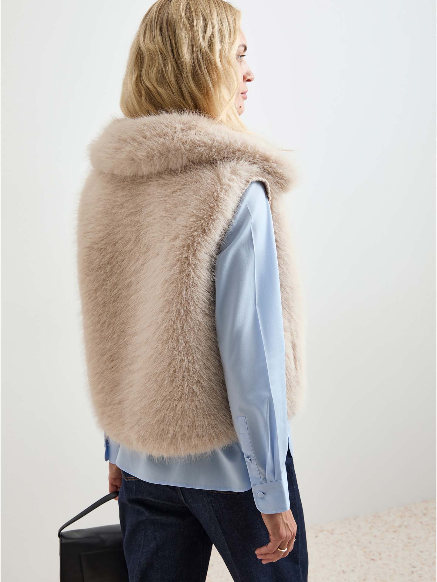 Colete de Pelo com Gola Larga