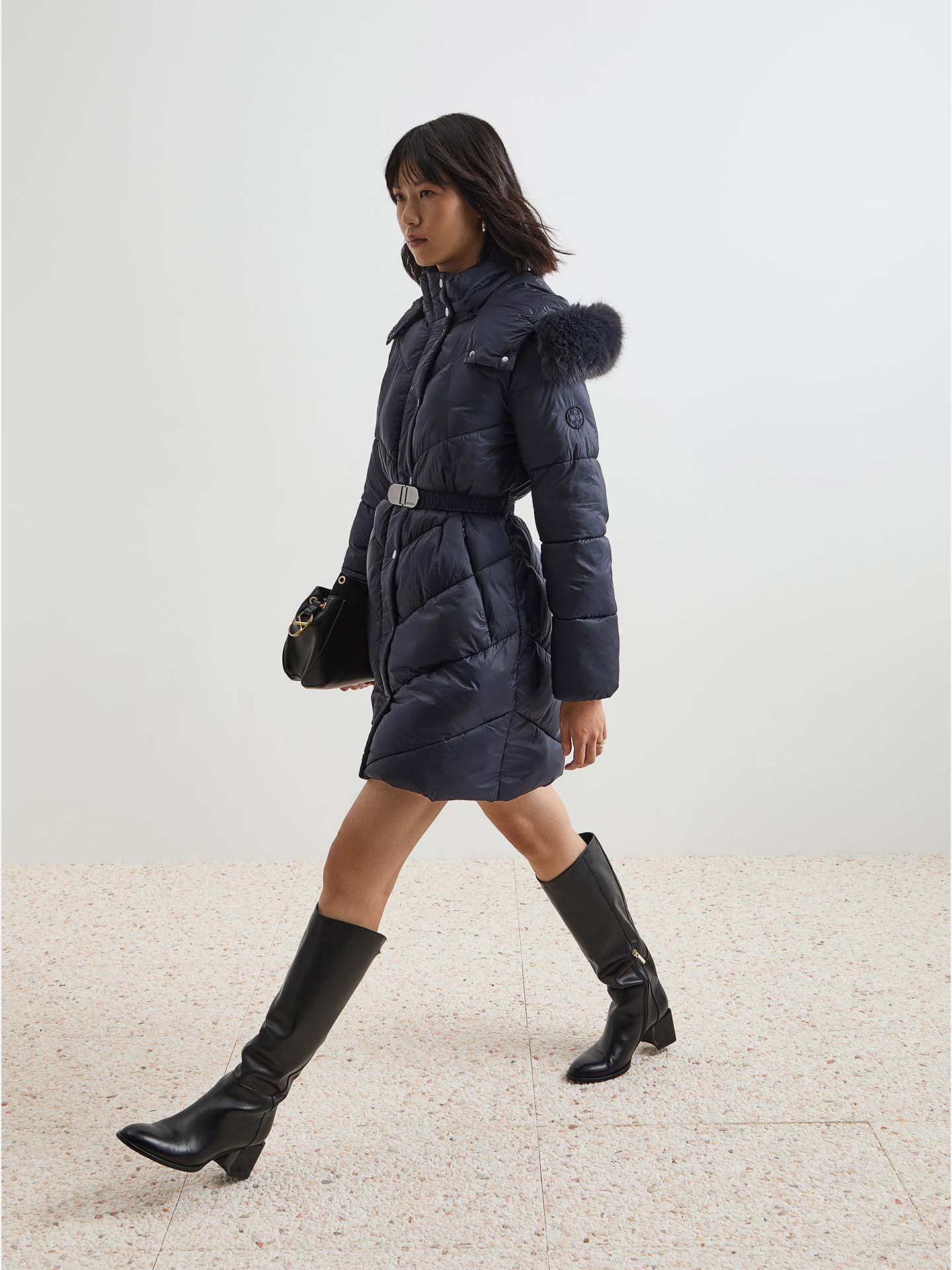 Parka Acolchoada com Cinto e Capuz