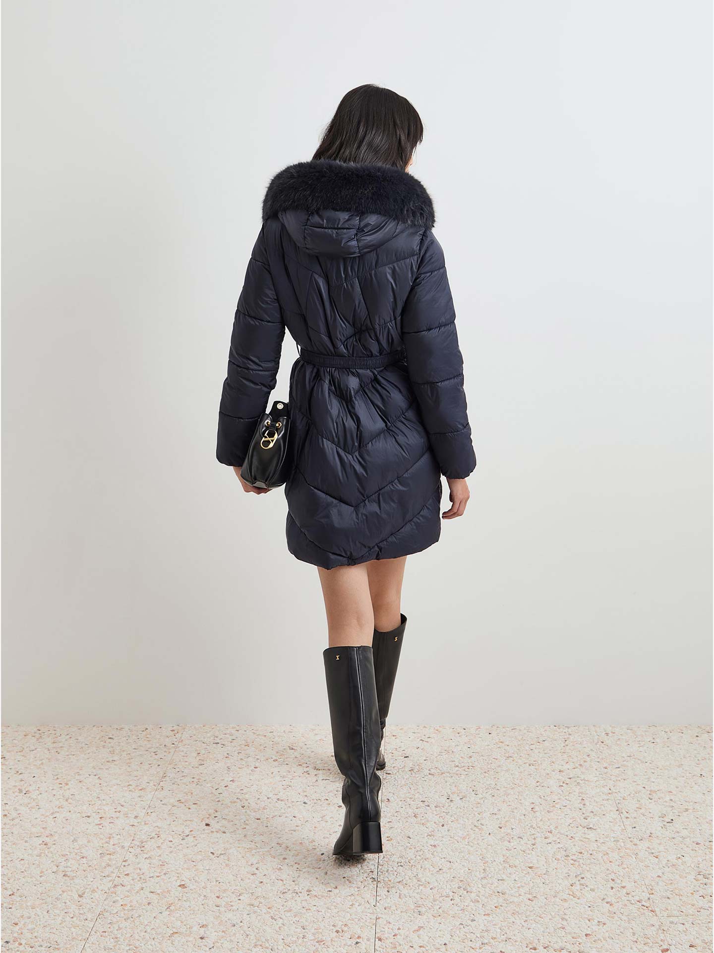 Parka Acolchoada com Cinto e Capuz