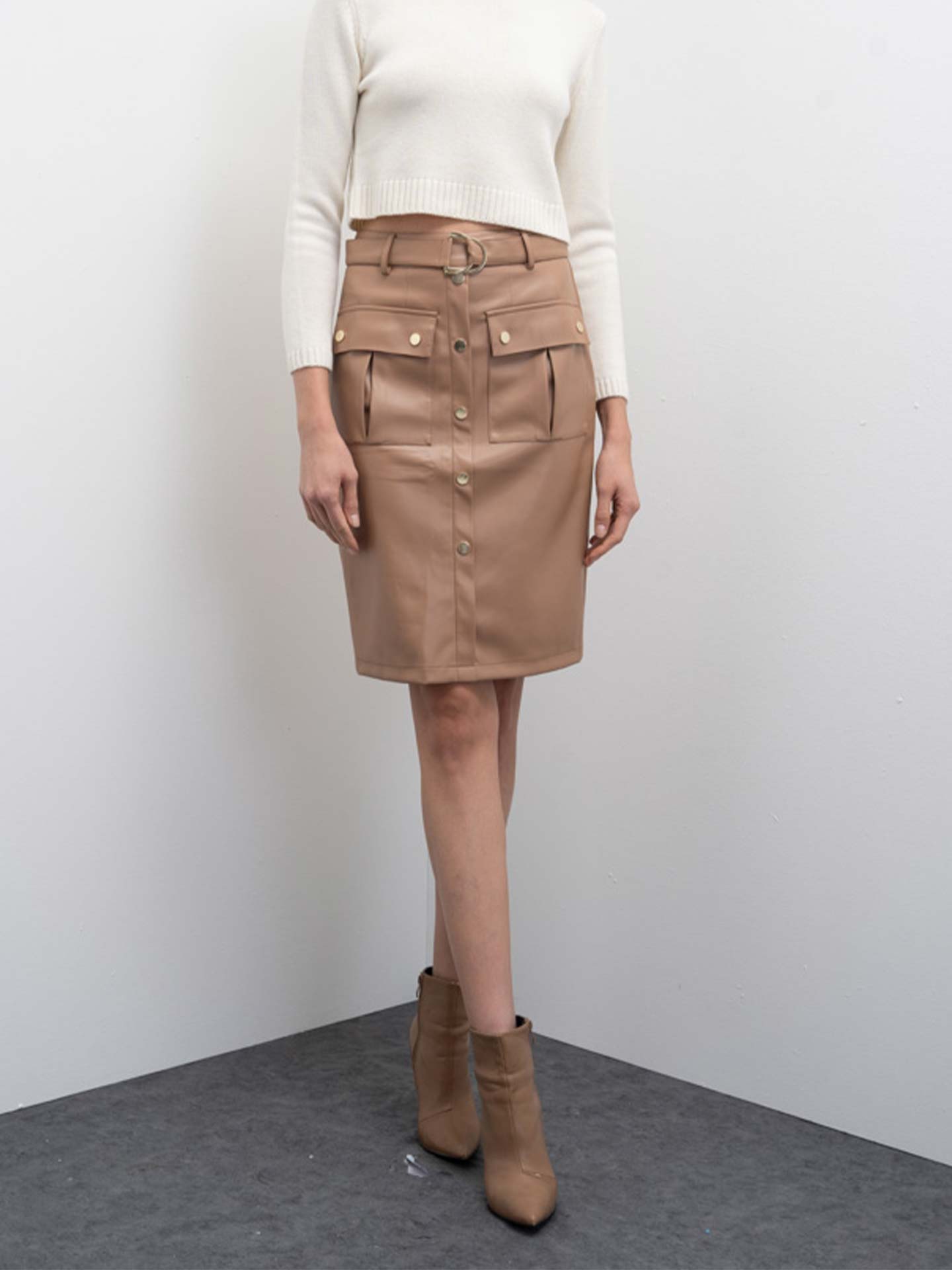 Saia Lápis Midi em Eco Pele