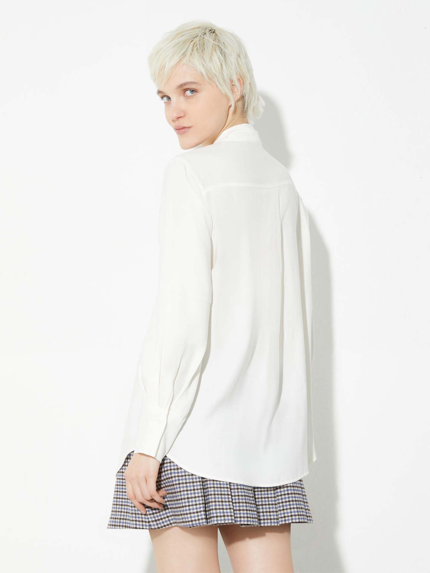 Blusa com Gola de Fita Avde