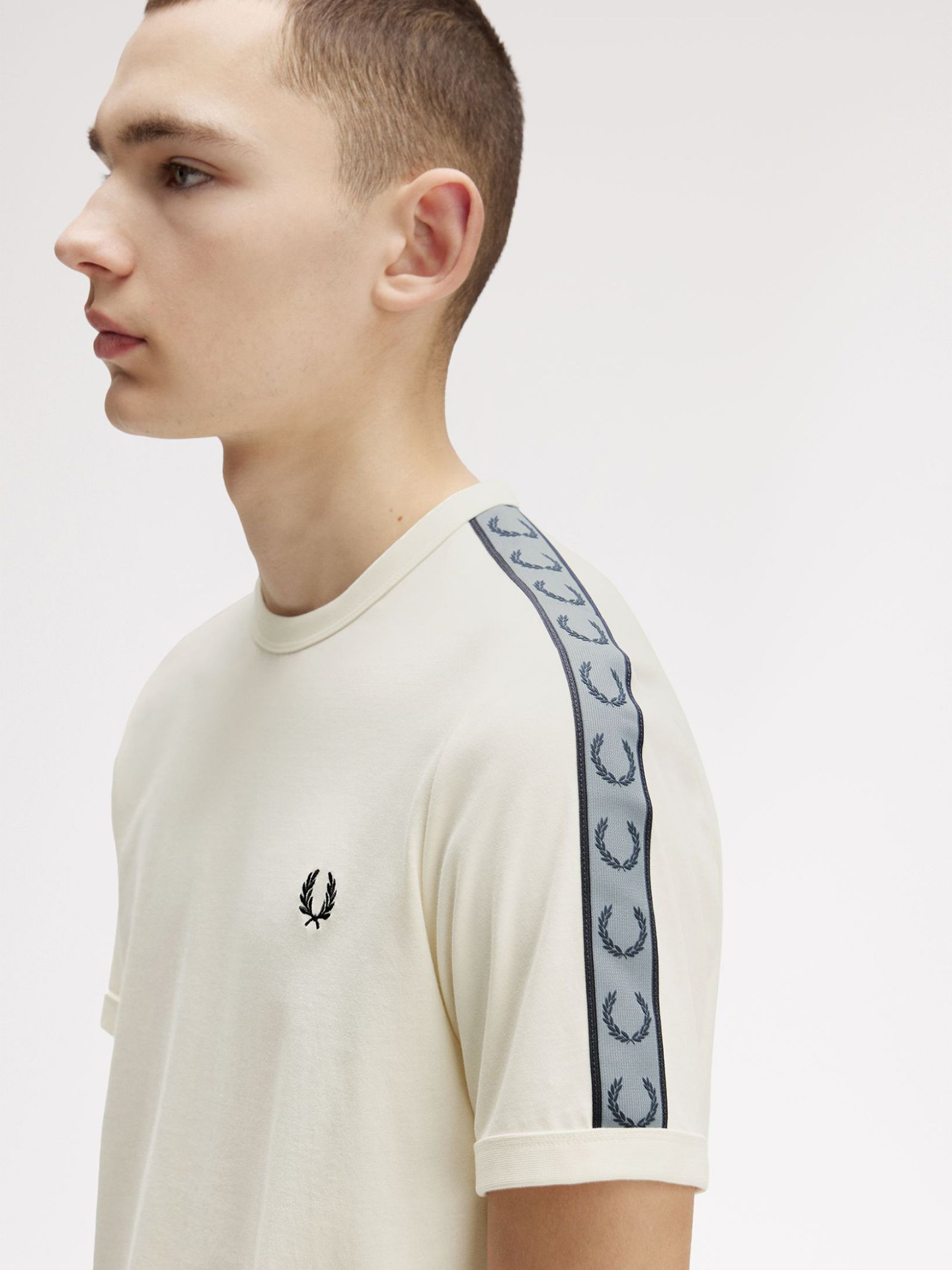 T-shirt Ringer com Fita Contrastante