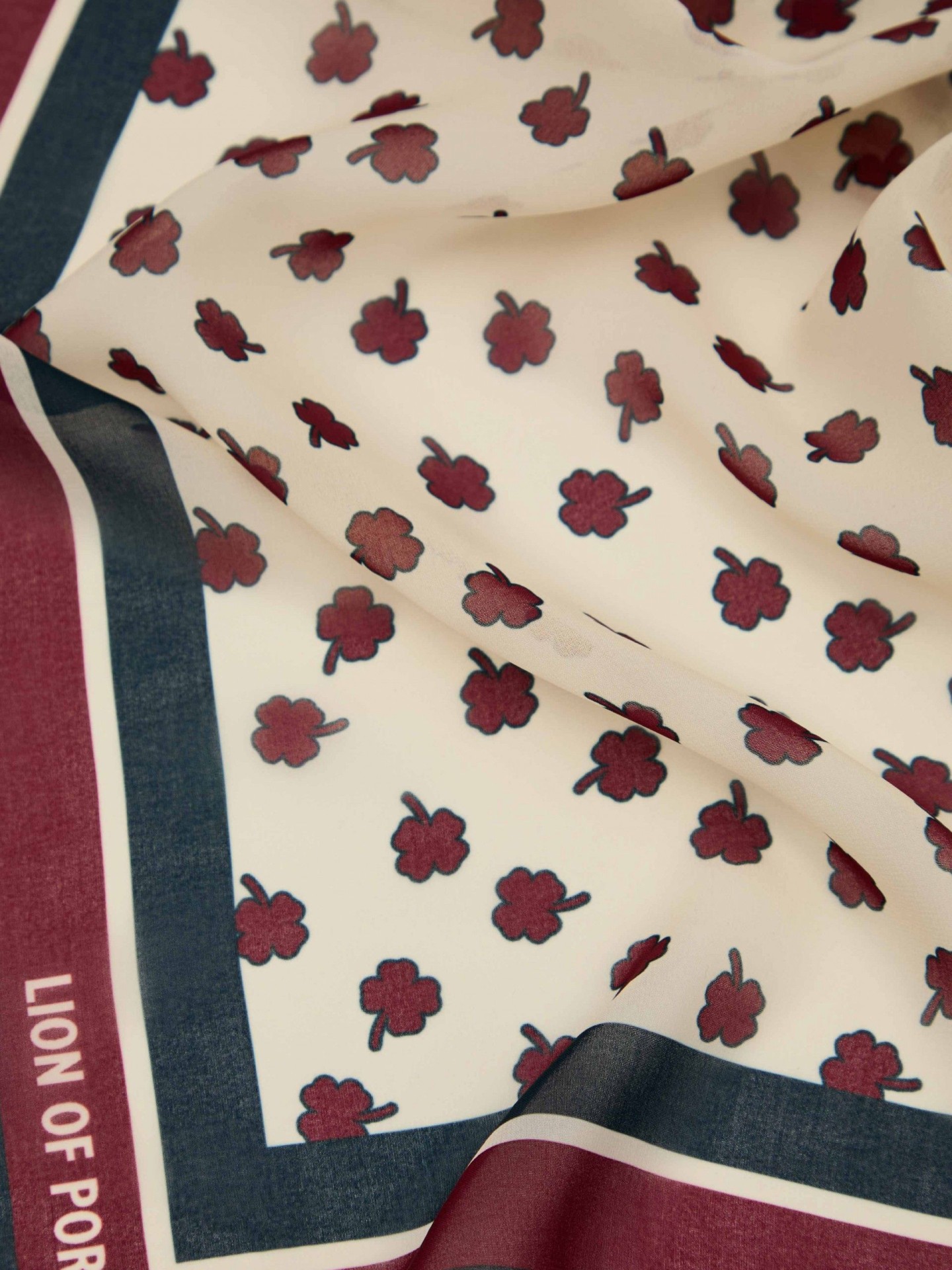 Lenço Quadrado com Estampado de Trevos