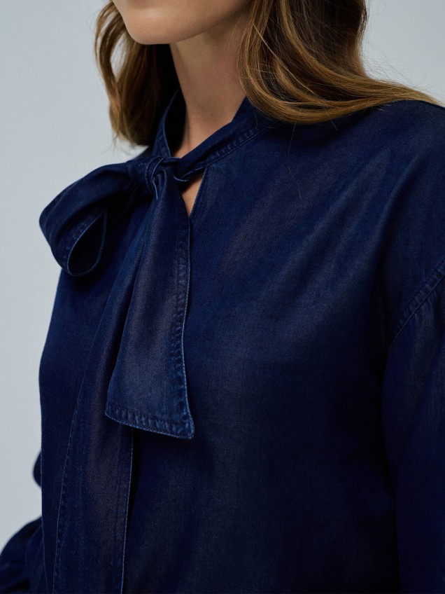 Blusa em Light Denim com Laço
