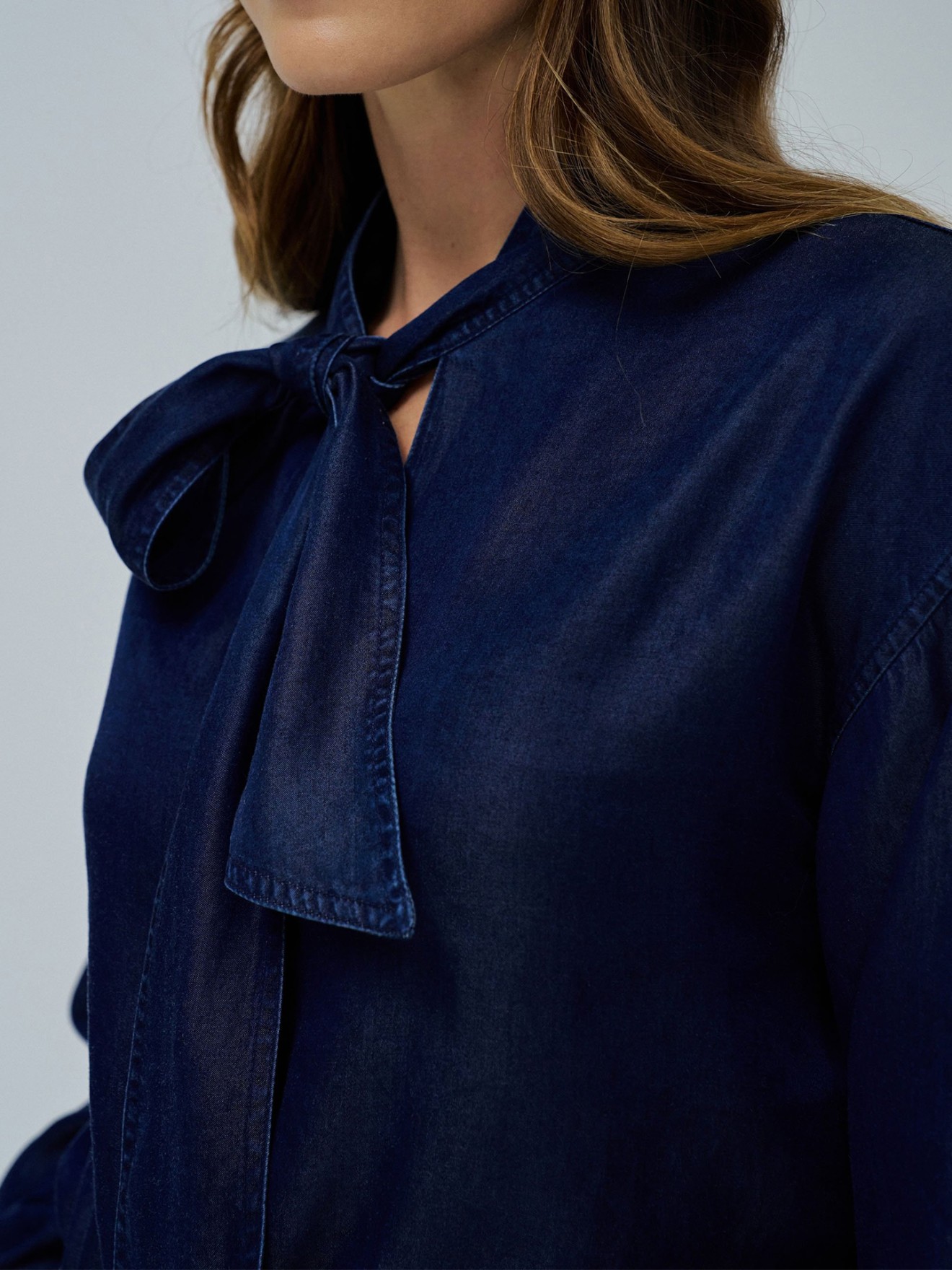 Blusa em Light Denim com Lao