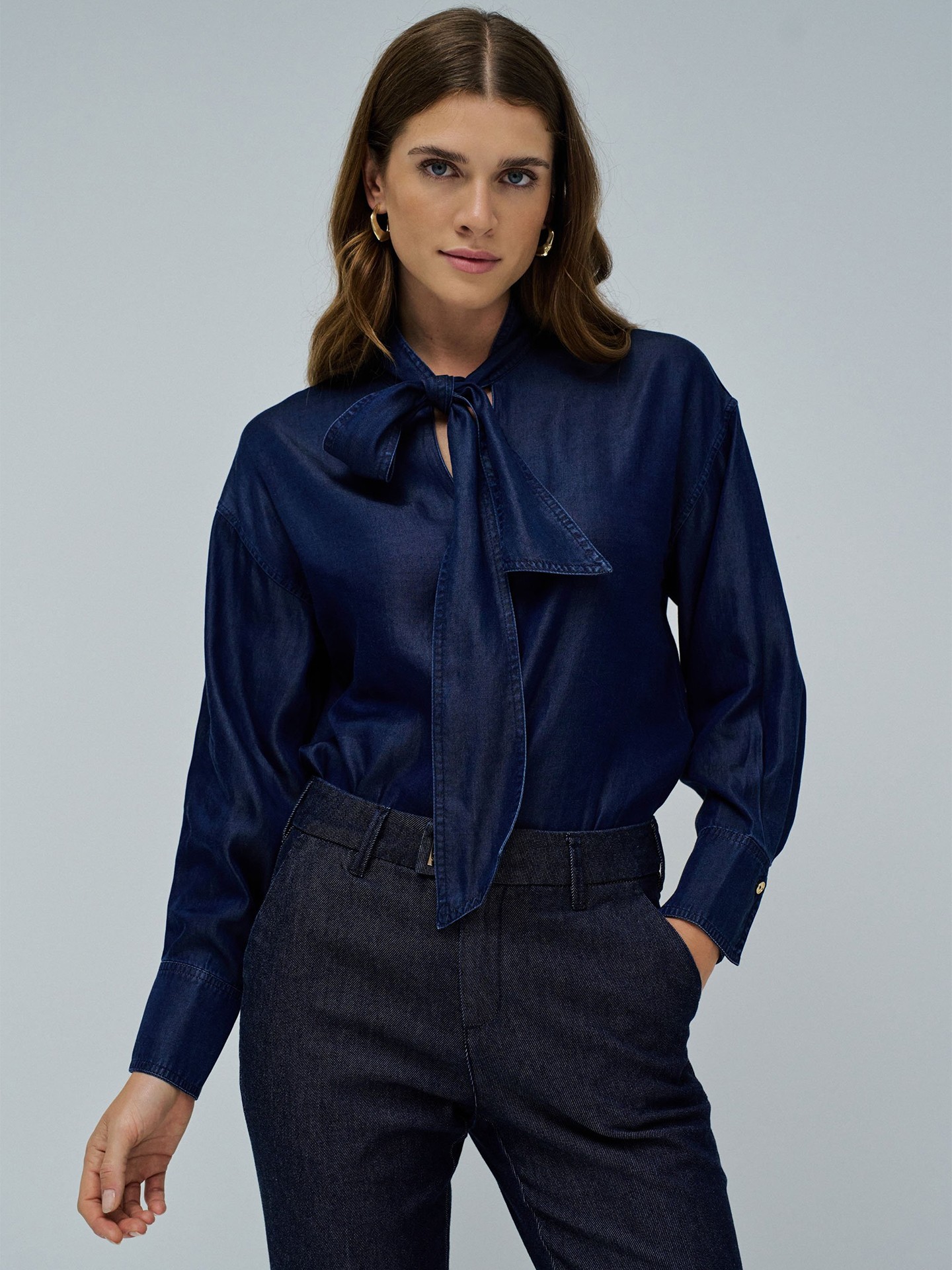 Blusa em Light Denim com Laço