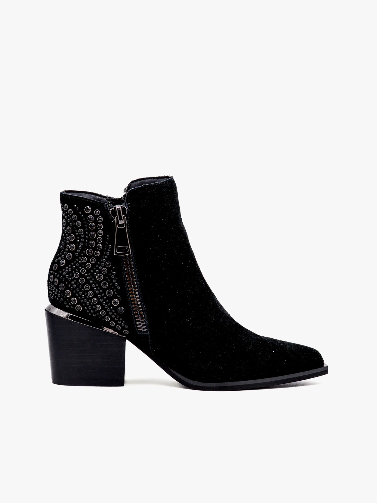 Botins de Camura com Aplicaes de Tachas