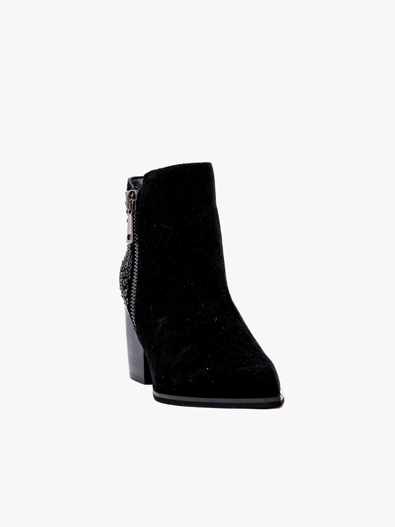 Botins de Camura com Aplicaes de Tachas