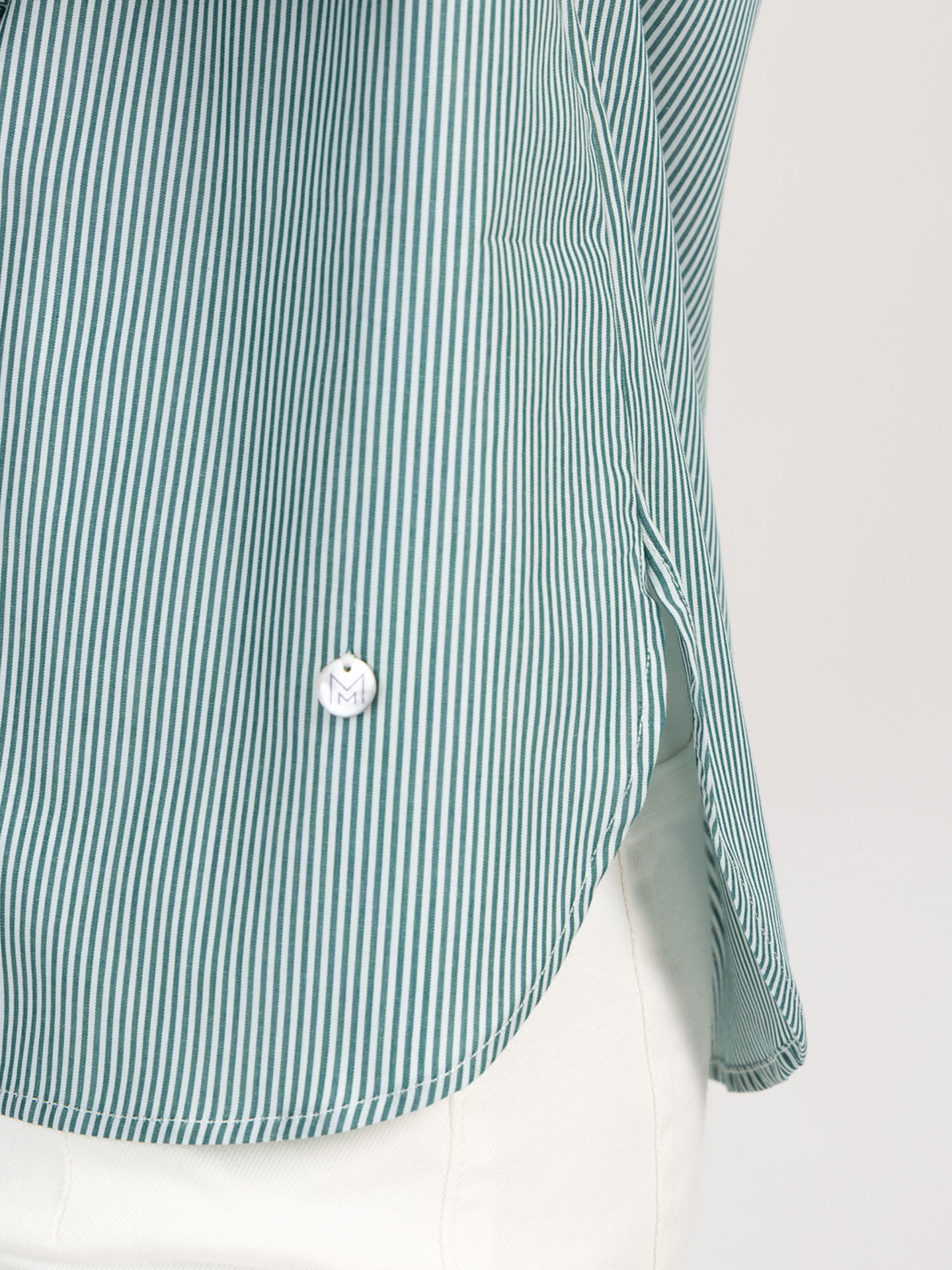 Camisa às Riscas com Gola de Folho