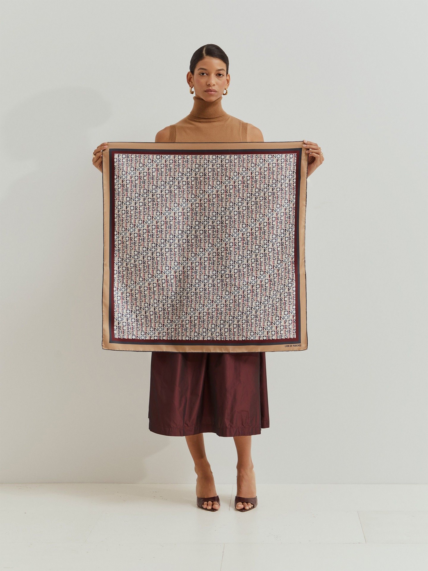 Lenço de Seda com Estampado Monograma