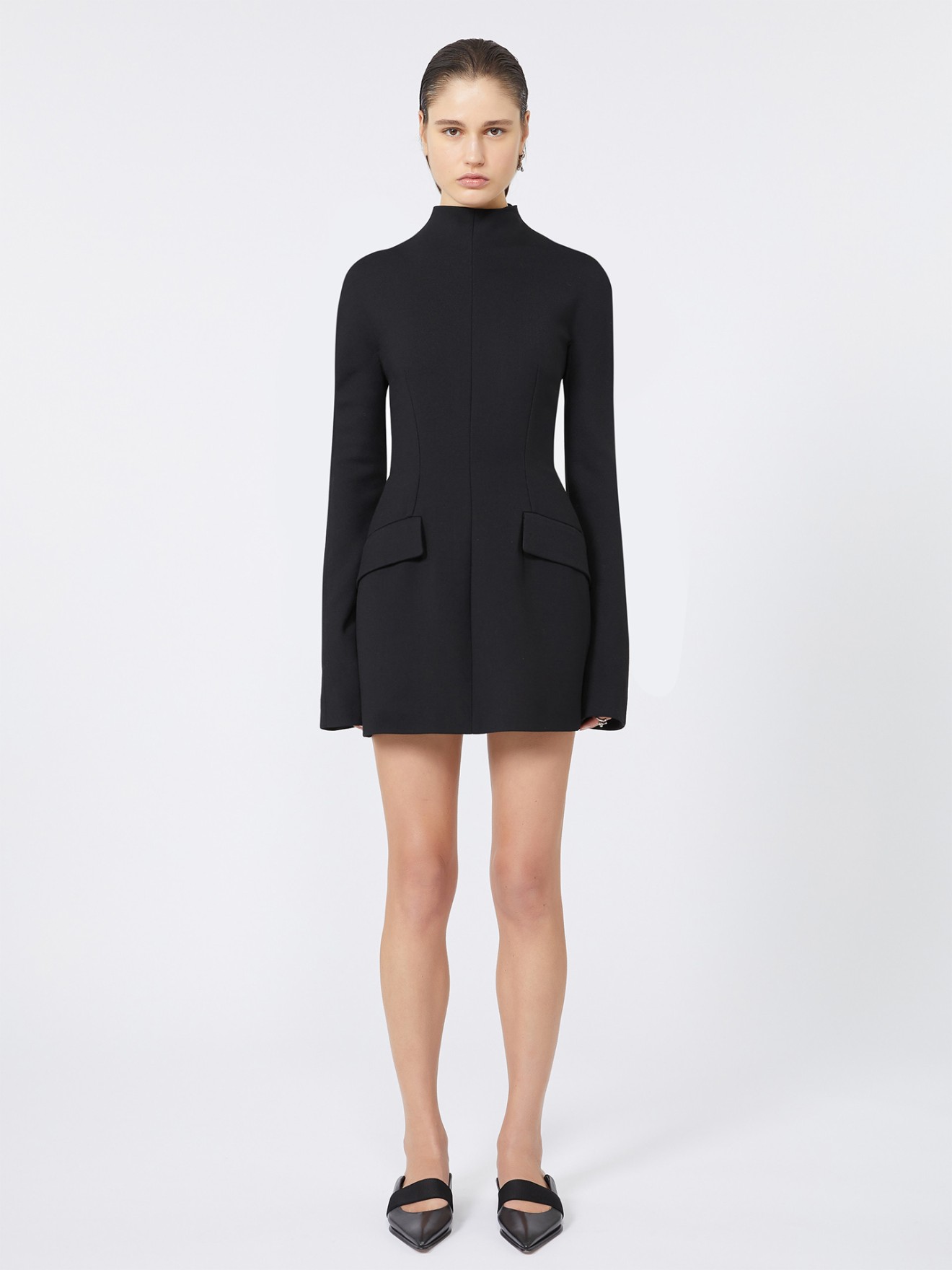 Vestido Curto com Gola Subida Tefrite