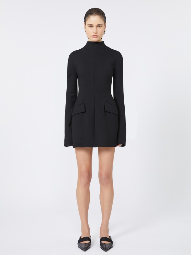 Vestido Curto com Gola Subida Tefrite
