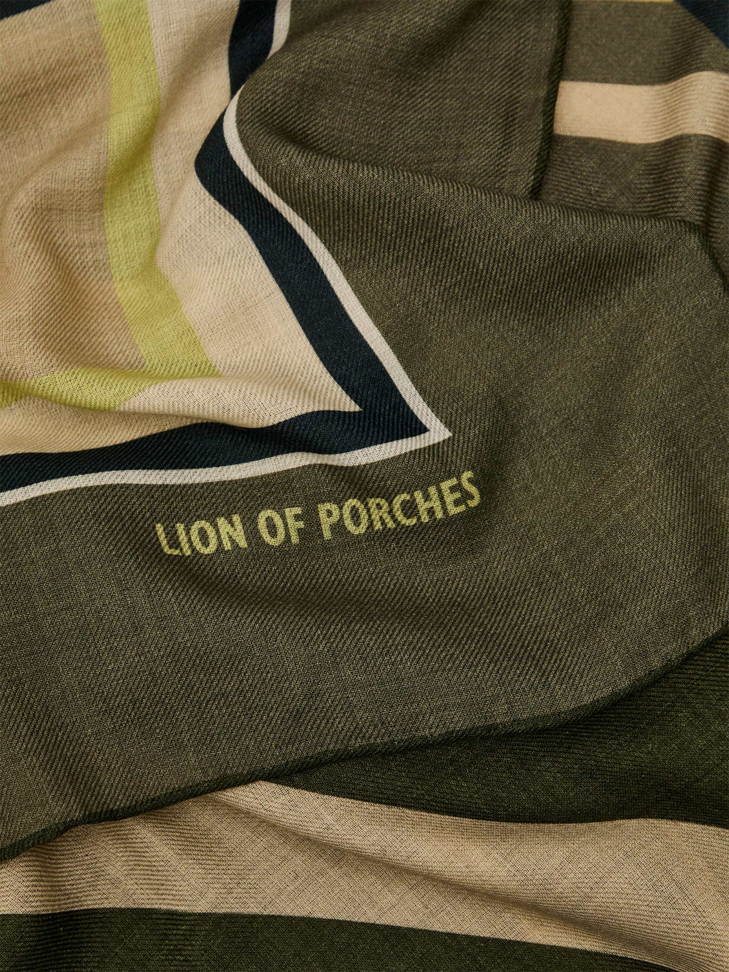 Lenço Quadrado com Padrão Geométrico