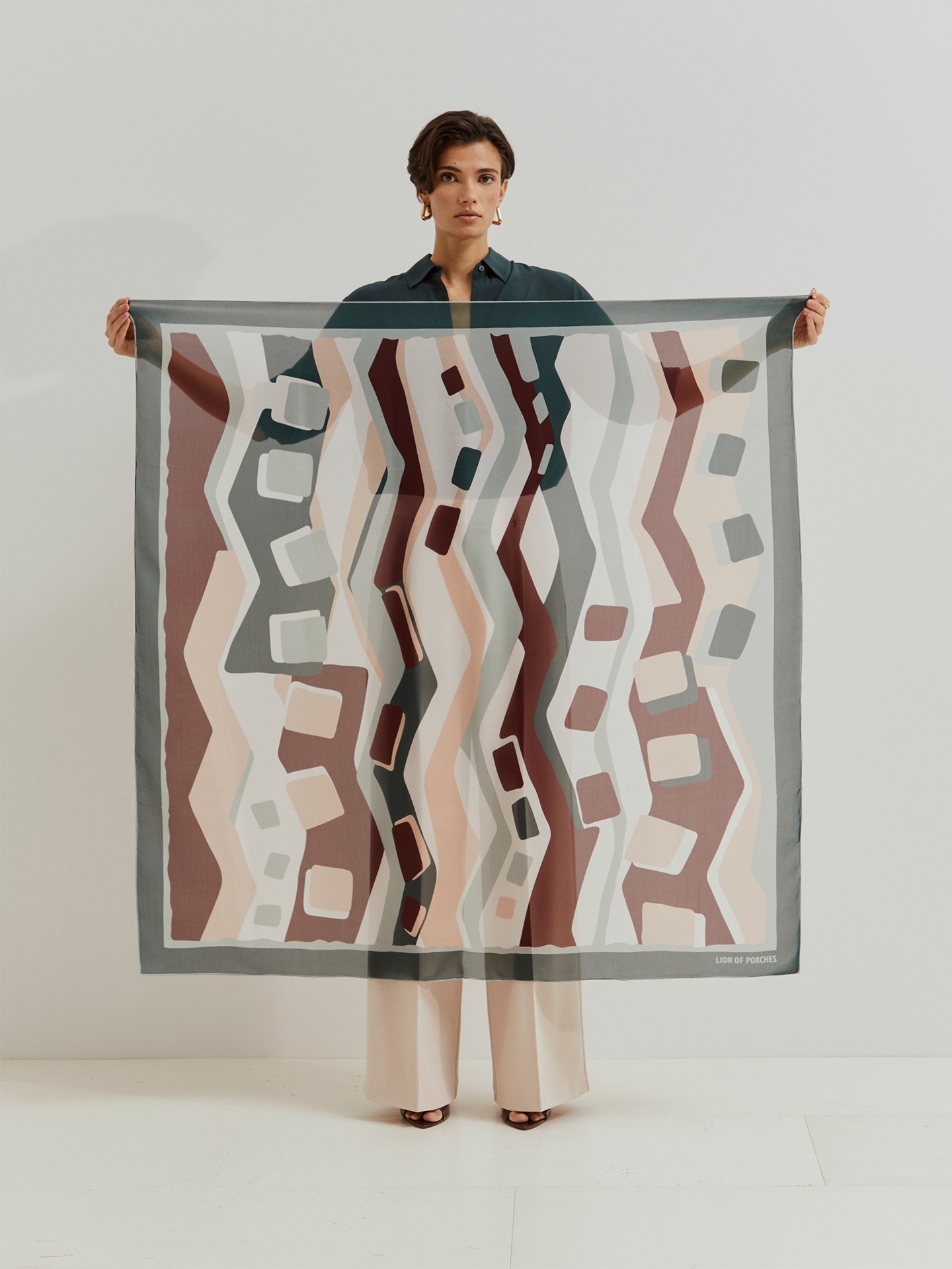 Lenço Quadrado com Padrão Geométrico