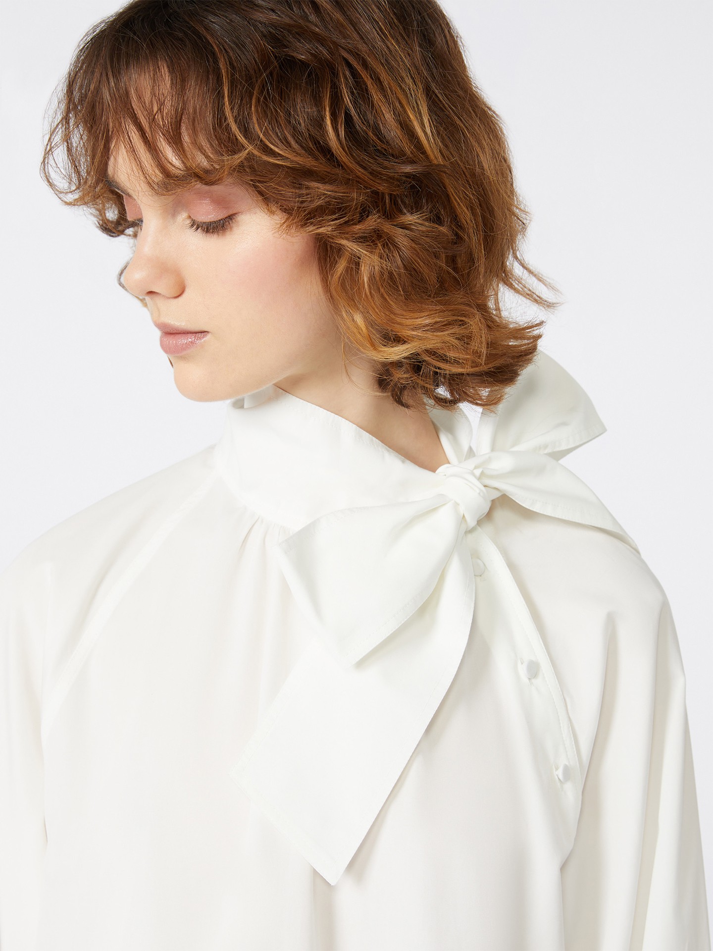 Blusa com Gola Alta de Laço Burgos1234