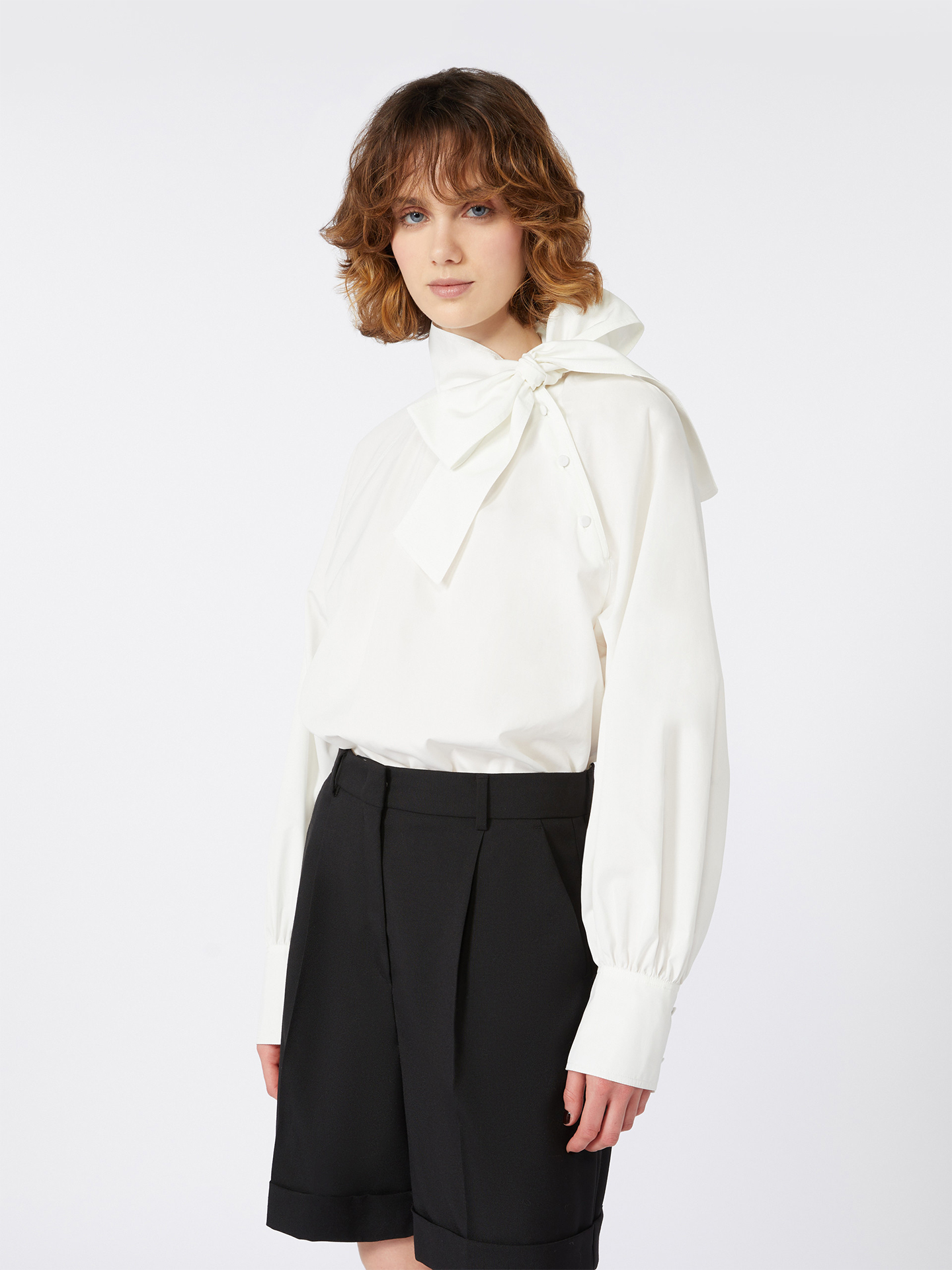 Blusa com Gola Alta de Laço Burgos1234