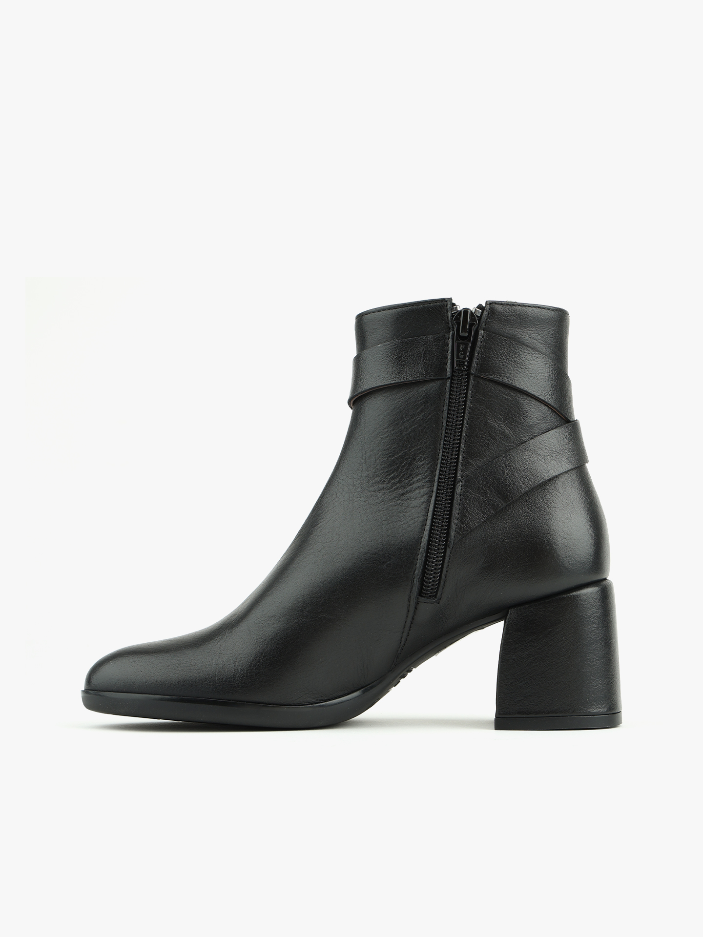 Botim em Pele com Salto Bloco