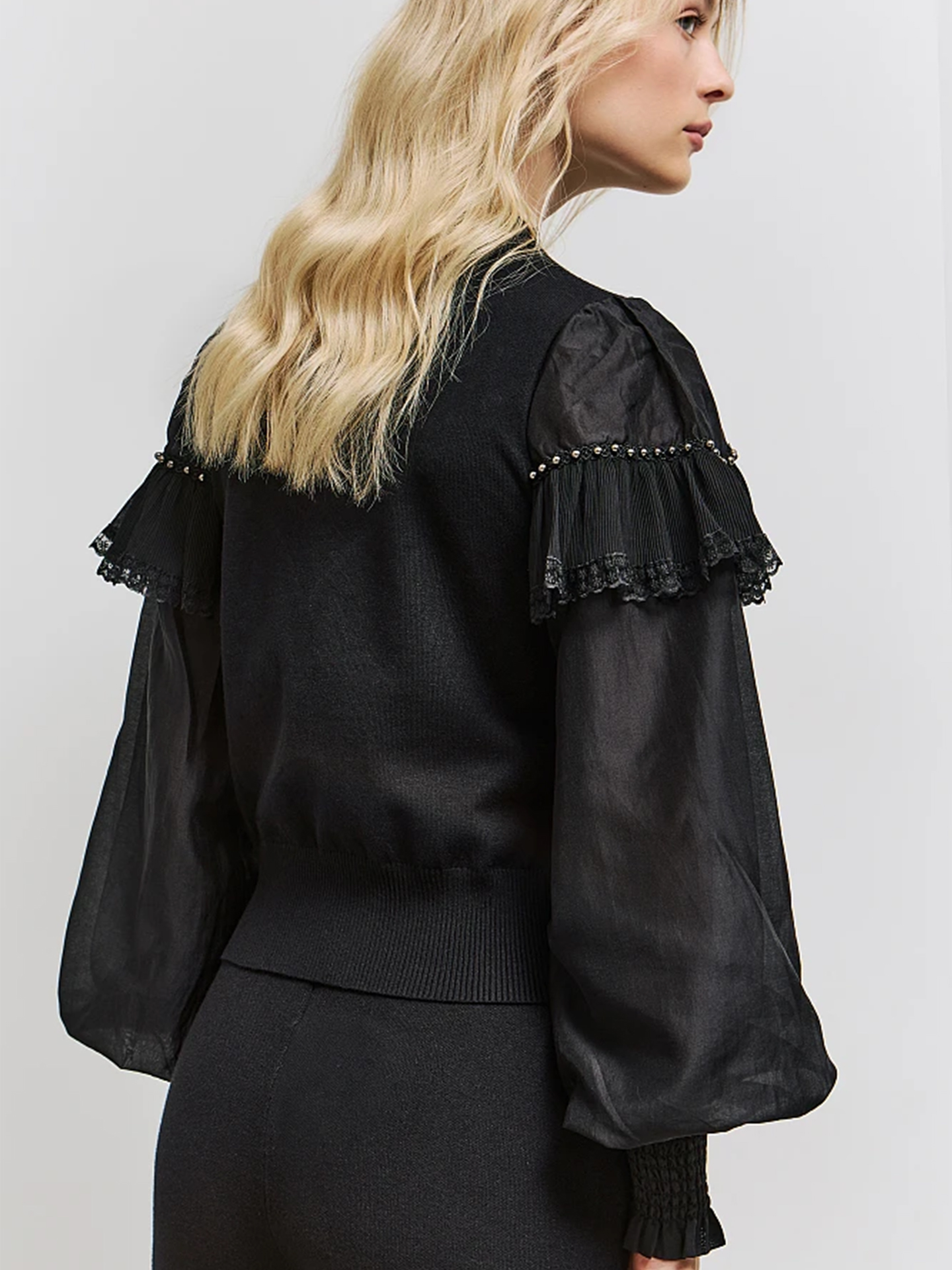 Camisola de Malha com Folhos e Aplicações