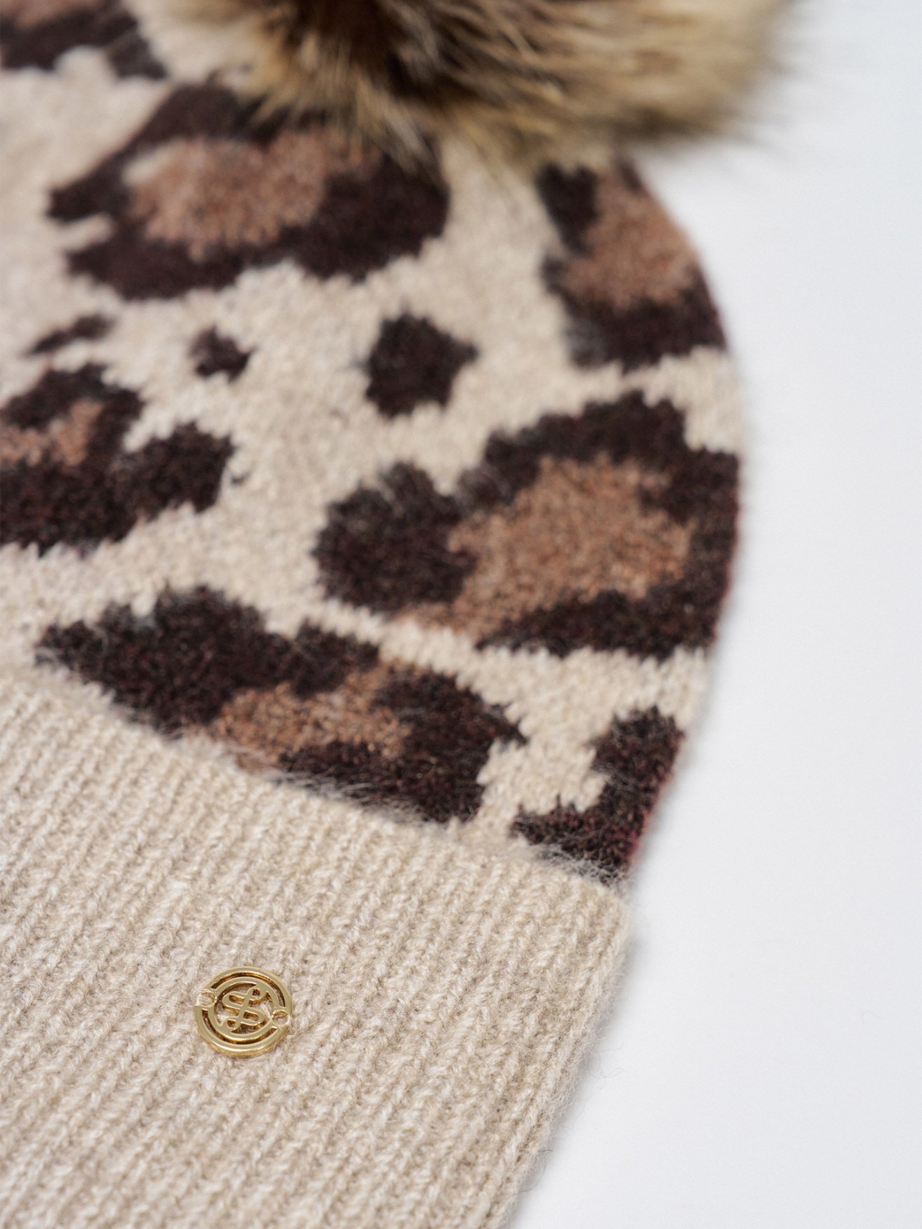 Gorro com Padro Leopardo e Pompom